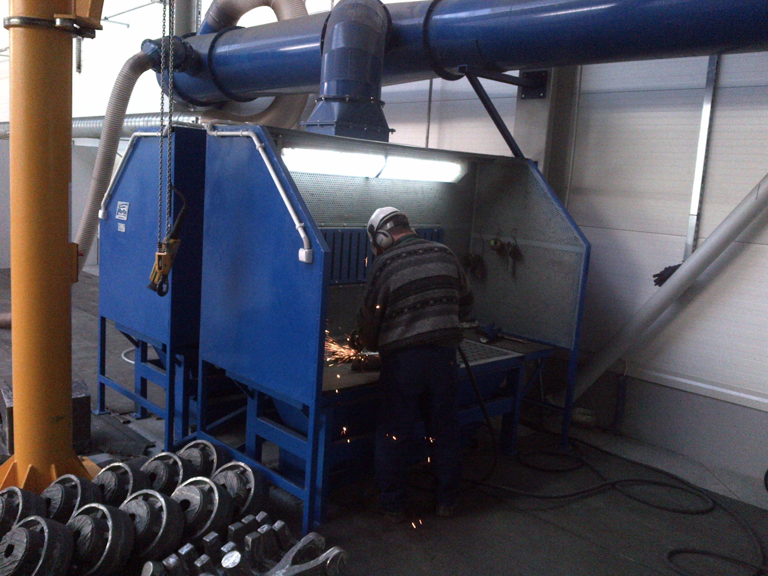 Obraz przedstawia maszynę wykorzystywaną do produkcji odlewów z metali.
